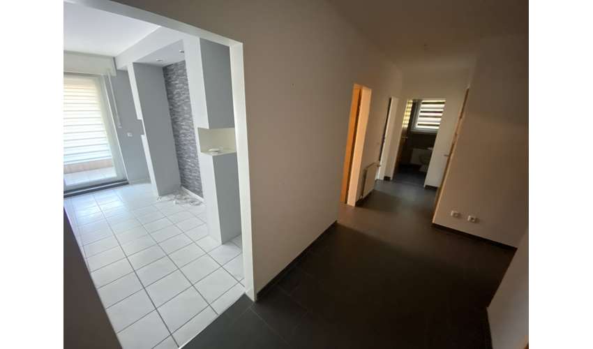 Schöne Zwei-Zimmerwohnung mit Balkon und Garage.